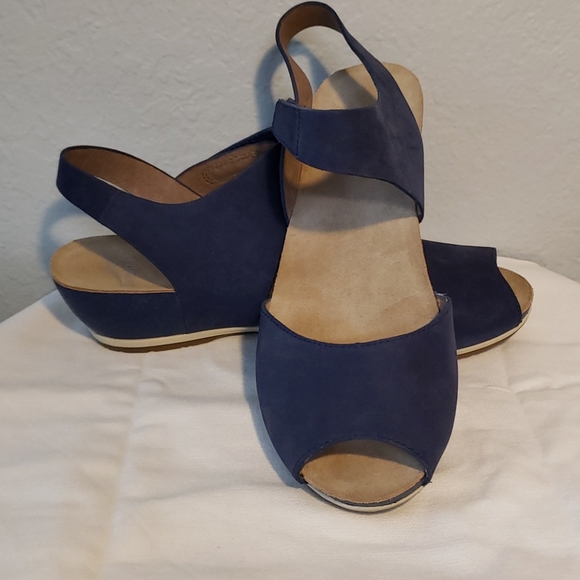 navy blue dansko sandals